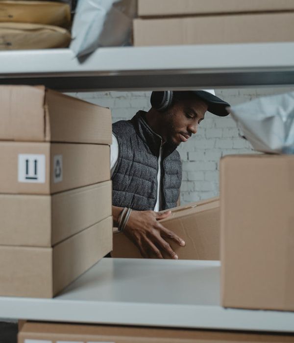 Large retail distribution network with optimized logistics and warehouse management