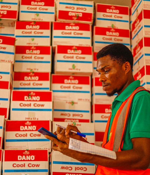 Retail distribution center with streamlined operations and efficient inventory system